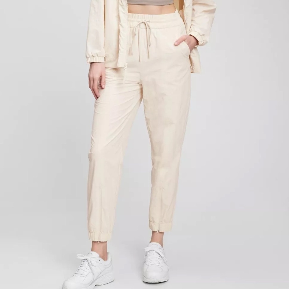 Gap GapFit Crinkle Nylon Jogger Pants in Birch (Off White) Size XL Tall NWT